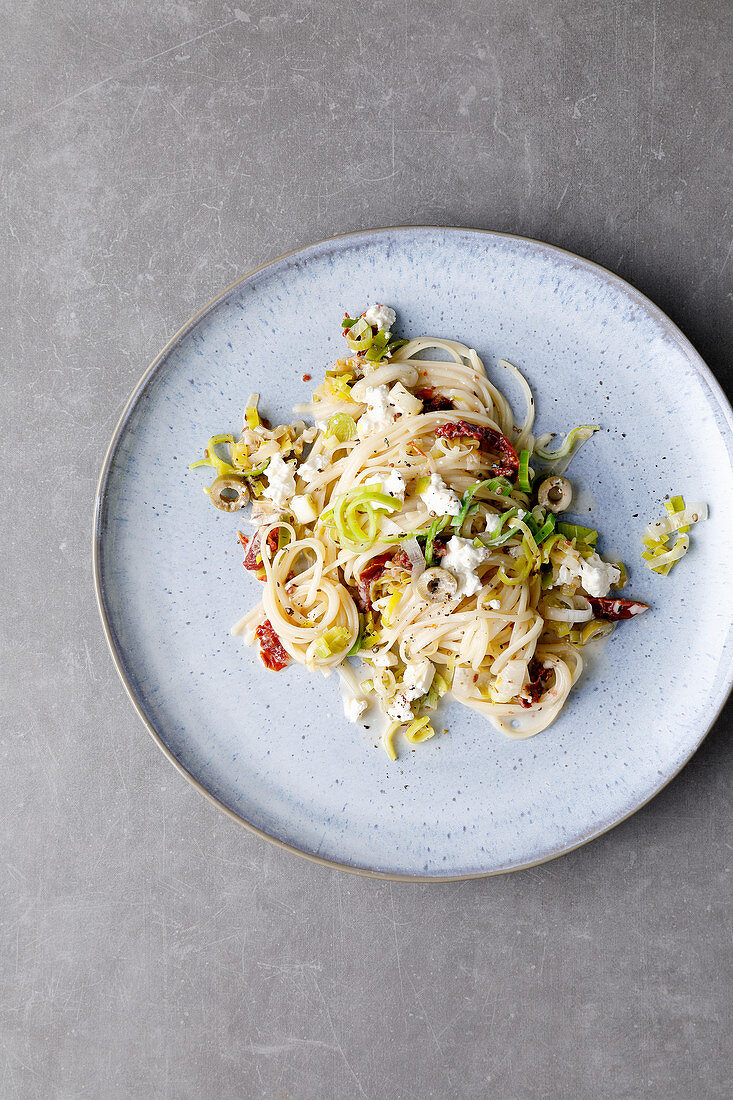 One-pot linguine with leek, feta cheese and dried tomatoes