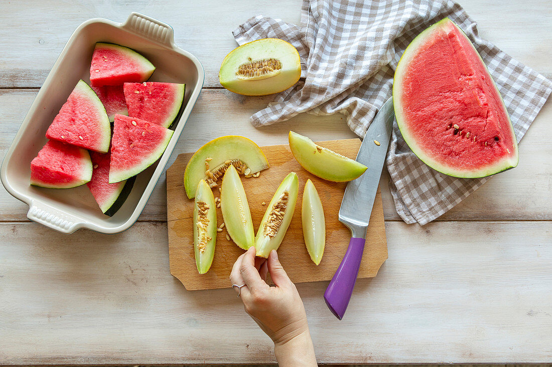 Wassermelone und Cataloupemelone, in Spalten und Stücke geschnitten (Aufsicht)