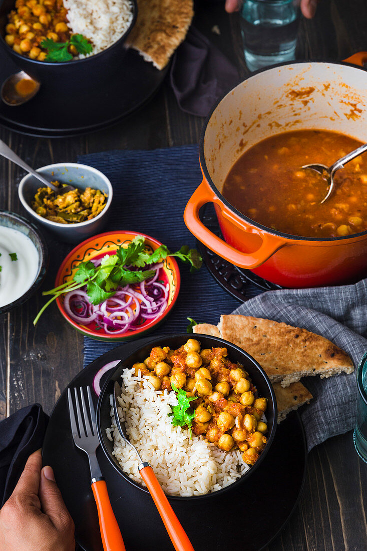 Kichererbsencurry serviert mit Reis und Naan-Brot (Indien)