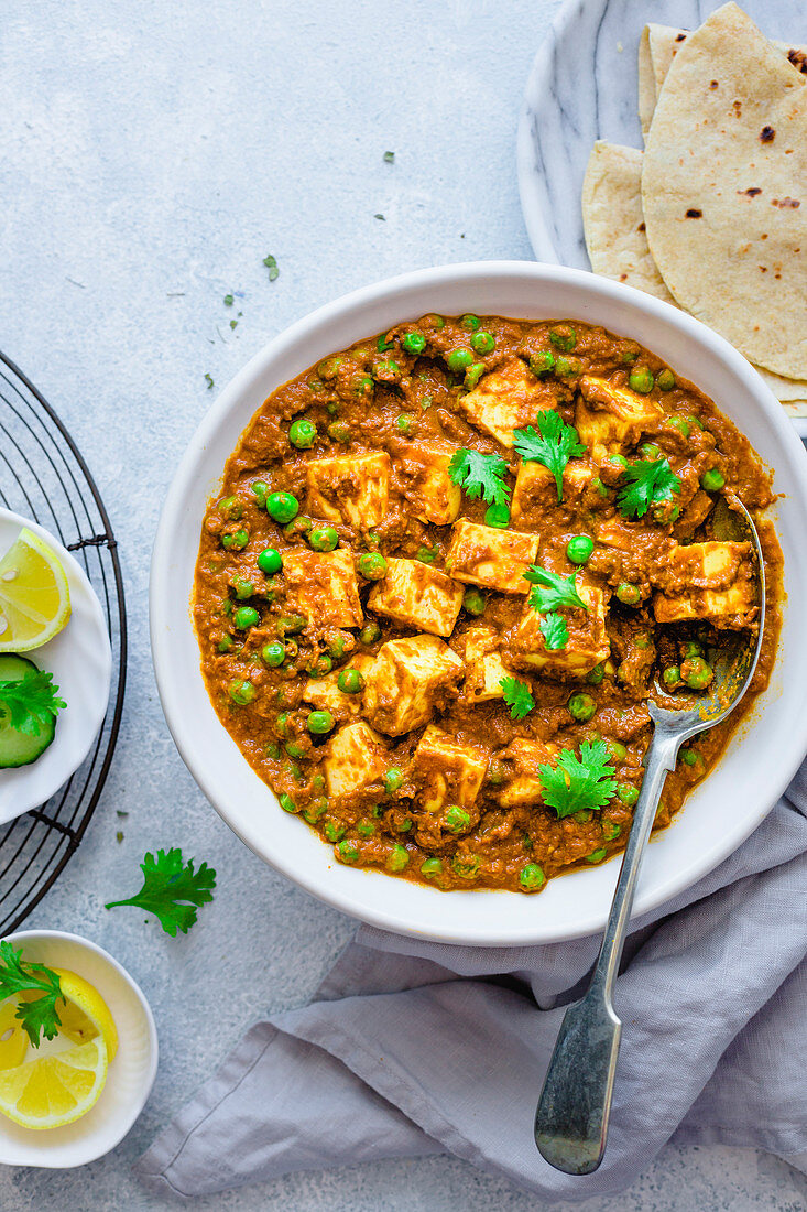 Matar Paneer (Curry mit Erbsen und Paneer in Tomatensauce, Indien)