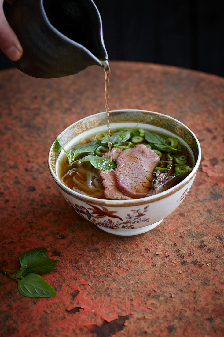 Vietnamesische Pho mit Rinderfilet und Reisnudeln