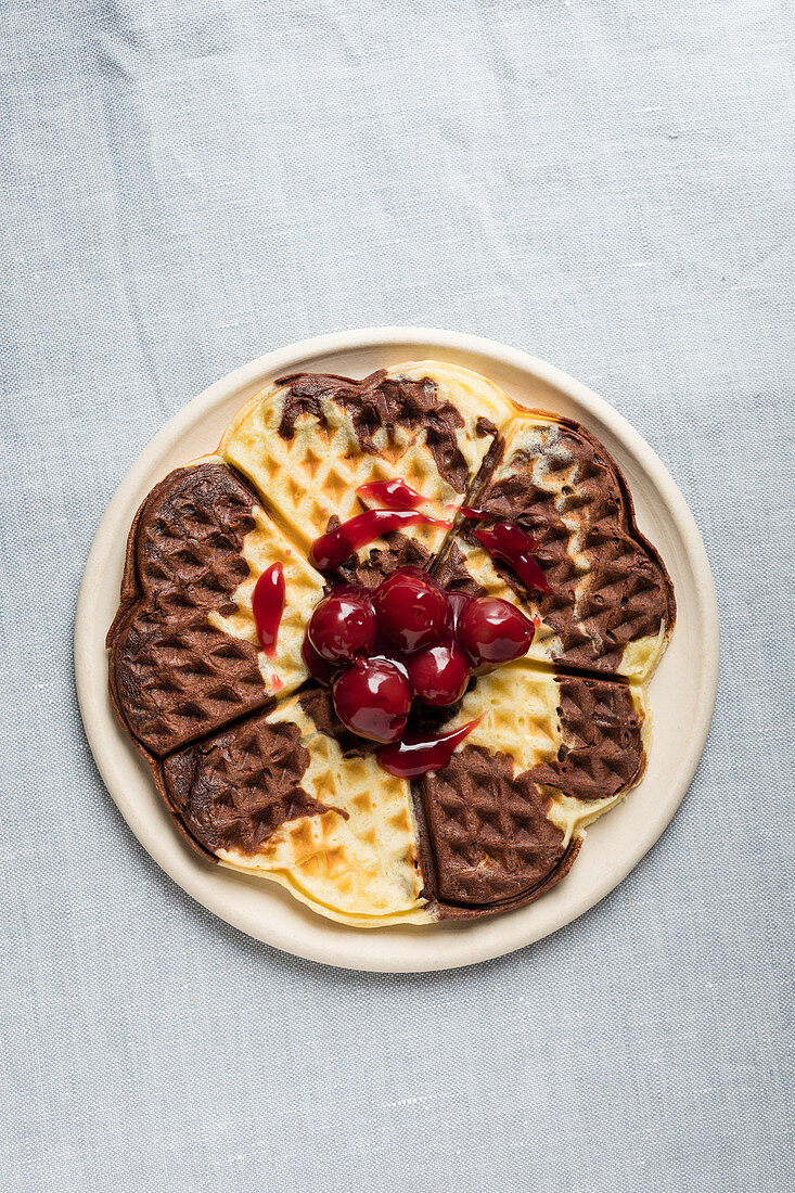 Black And White Waffles mit Kirschkompott