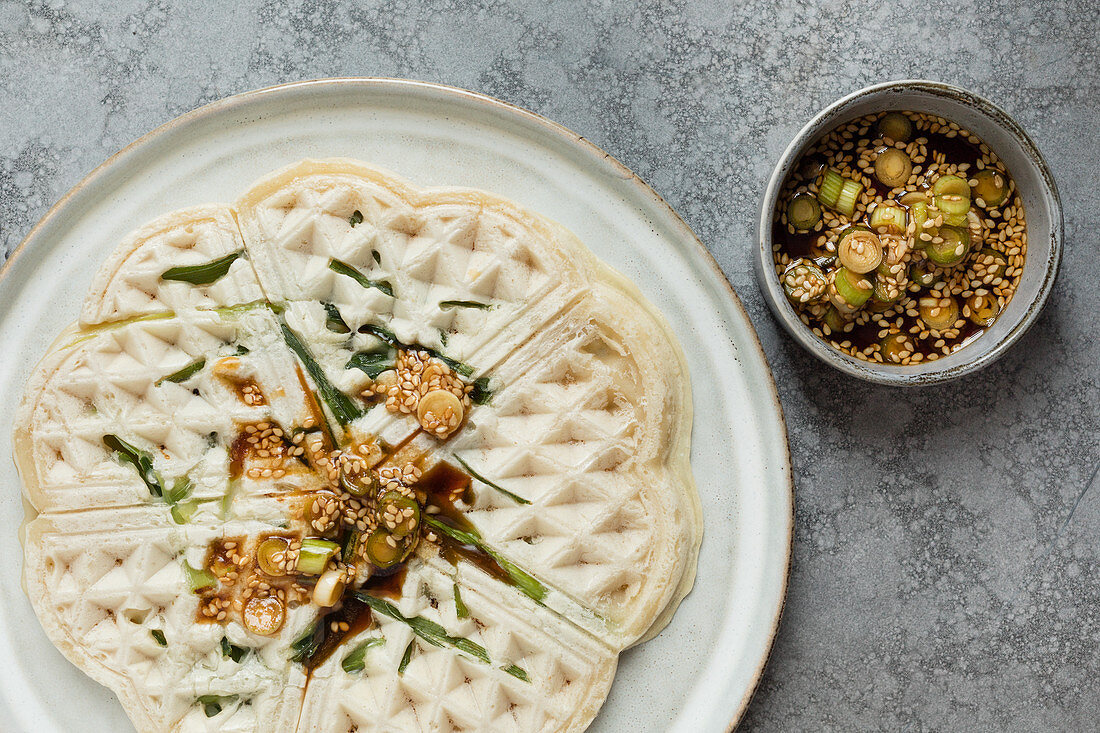 Vegane Frühlingszwiebel-Waffeln mit Sesamsamen