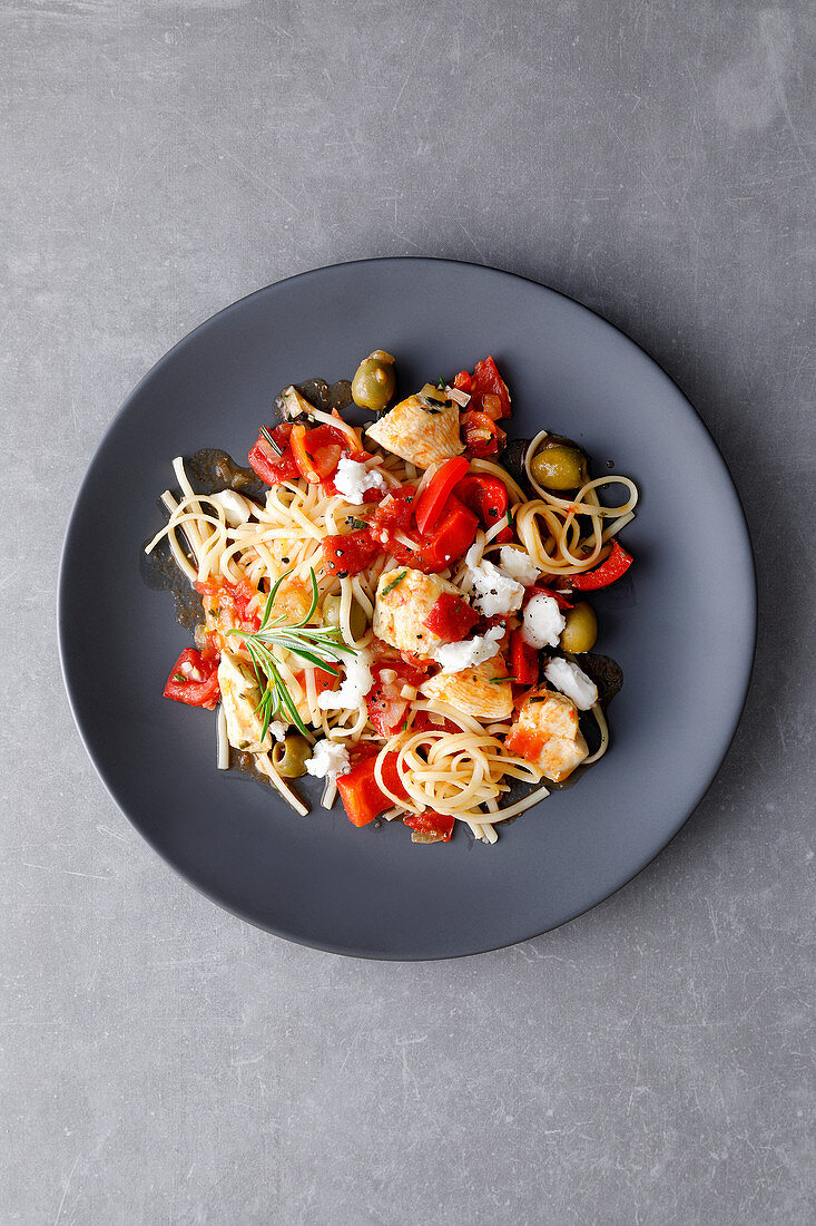 One-pot linguine with chicken, pepper and olives