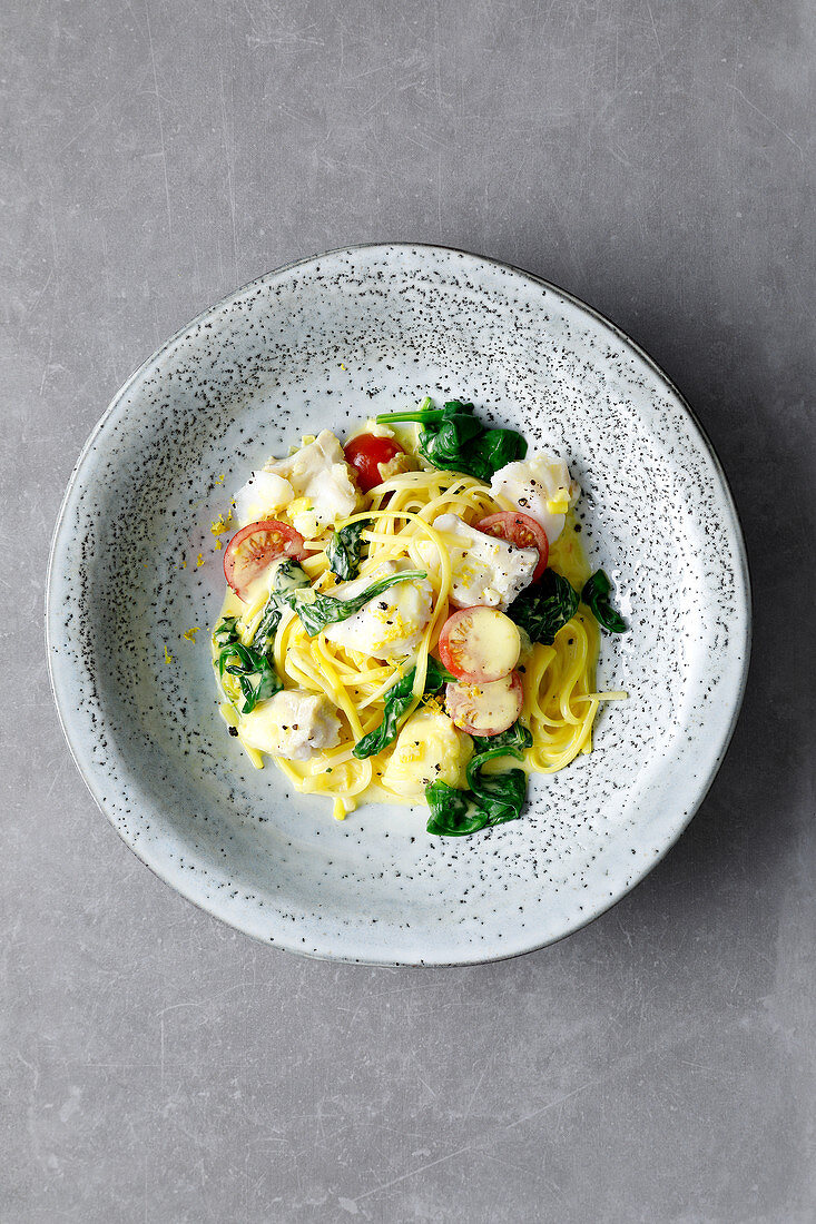 One-pot pasta with saffron, skrei and spinach