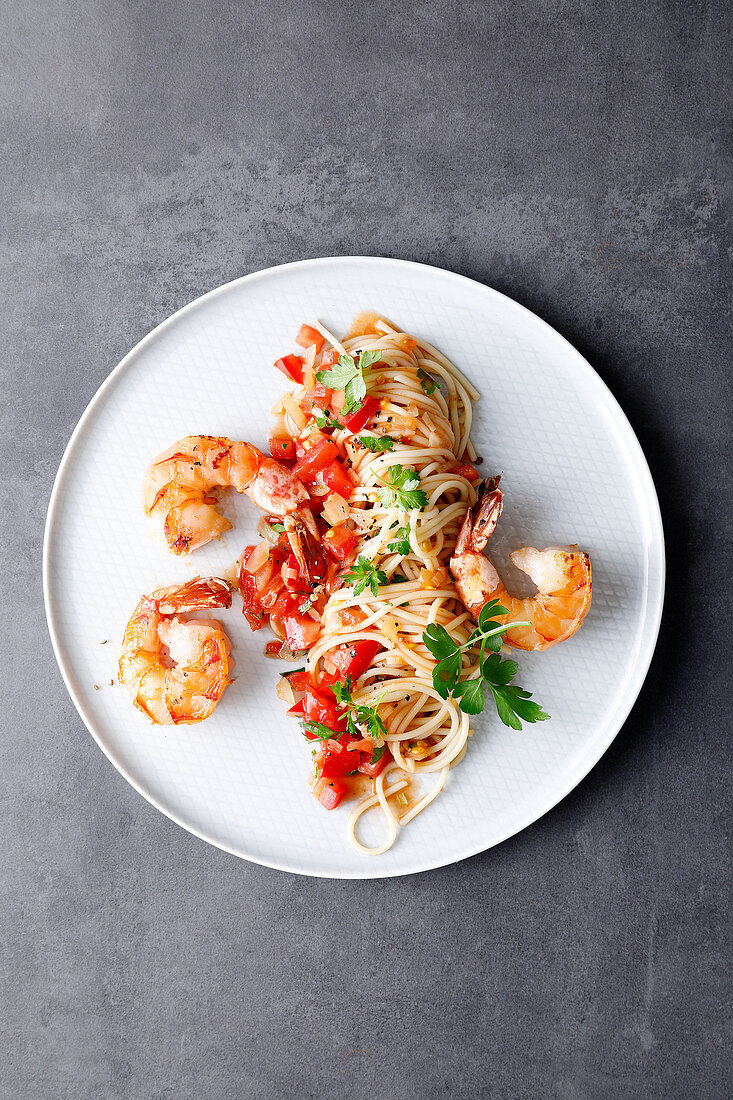 ONe-pot spaghetti with tomatoes and king prawns