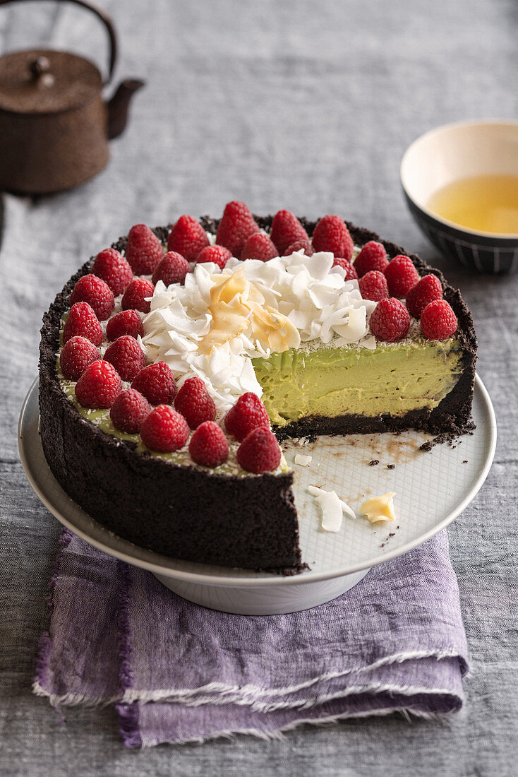 Matcha-Cheesecake mit weisser Schokolade und dunklem Keksrand