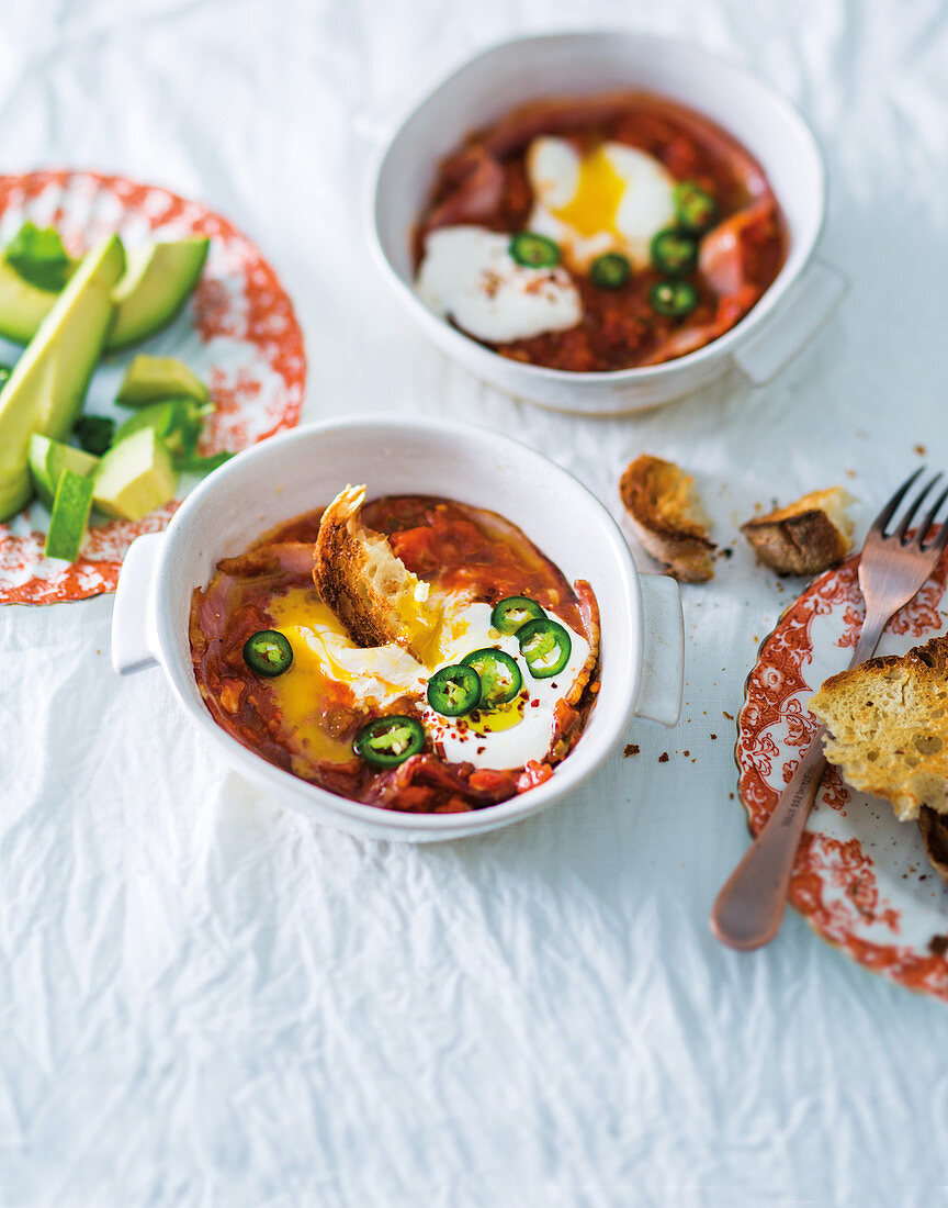 Eier und Speck in Tomatensauce