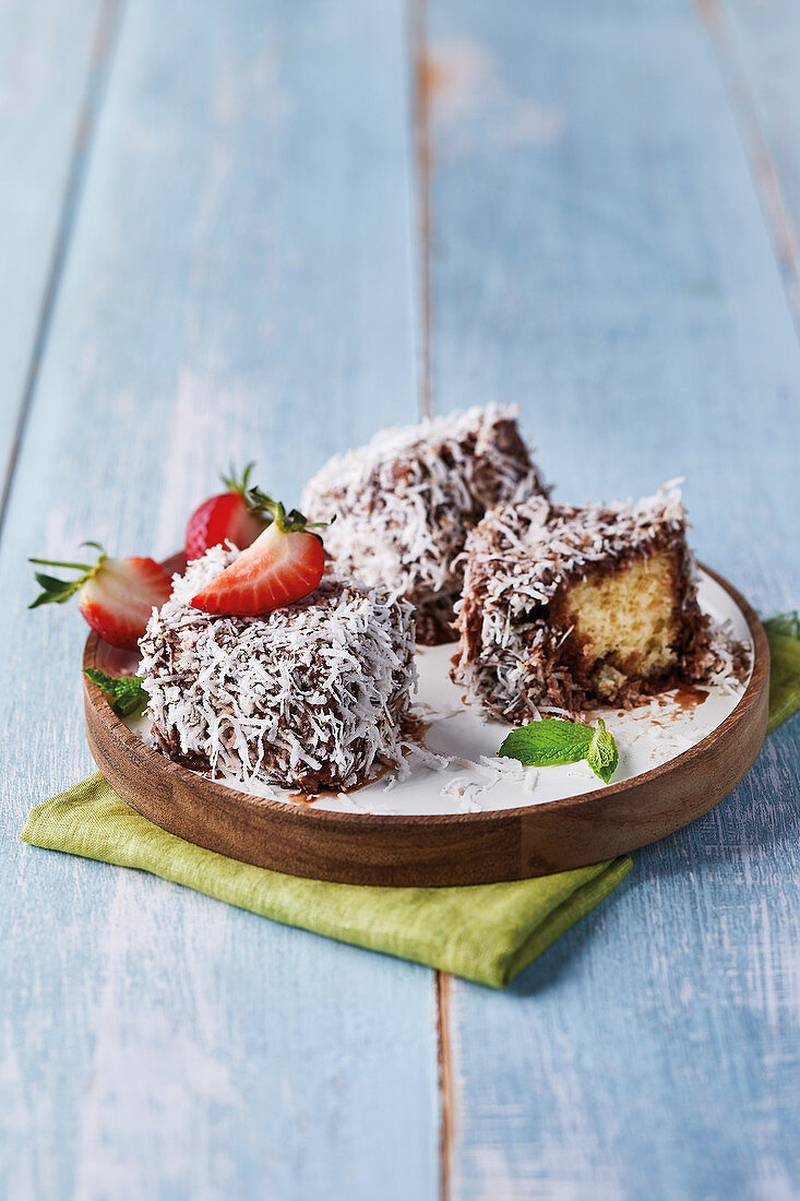 Lamingtons mit frischen Erdbeeren