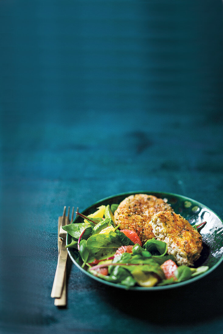 Fischfrikadellen mit Zitrus-Salat