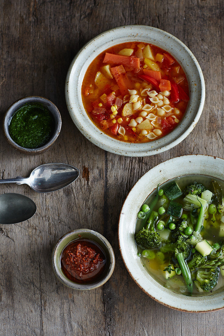 Rote und grüne Minestrone