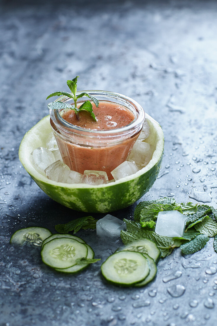 Eisgekühlte Wassermelonen-Suppe mit Gurke, Orangen und Minze