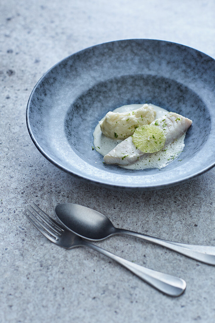 Pochierter Sankt-Peters-Fisch mit Selleriepüree und Limettenbutter