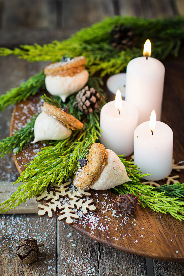 Weihnachtliche Haferplätzchen mit Nussbutter und Baiserhäubchen