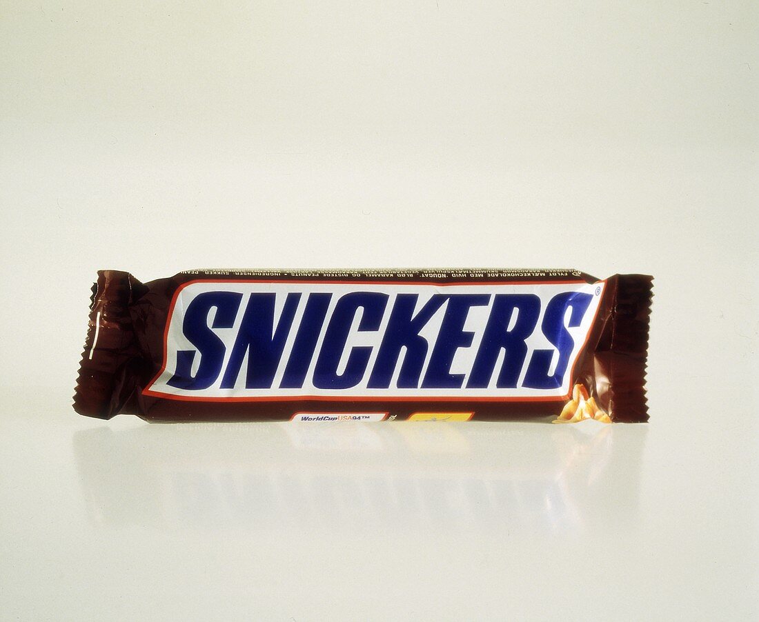Ein Snickers mit Verpackung