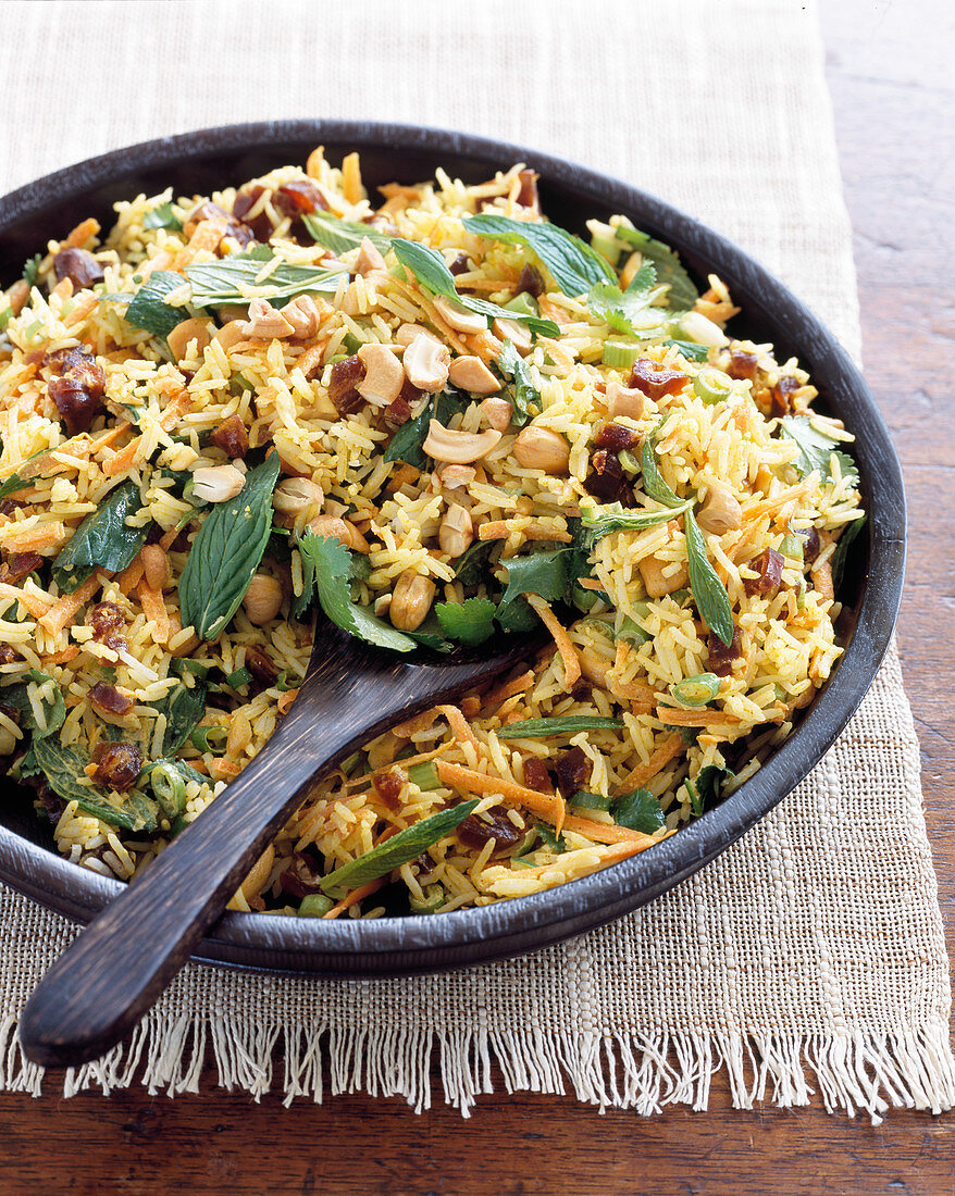 Curry-Reissalat mit Nüssen und Trockenfrüchten