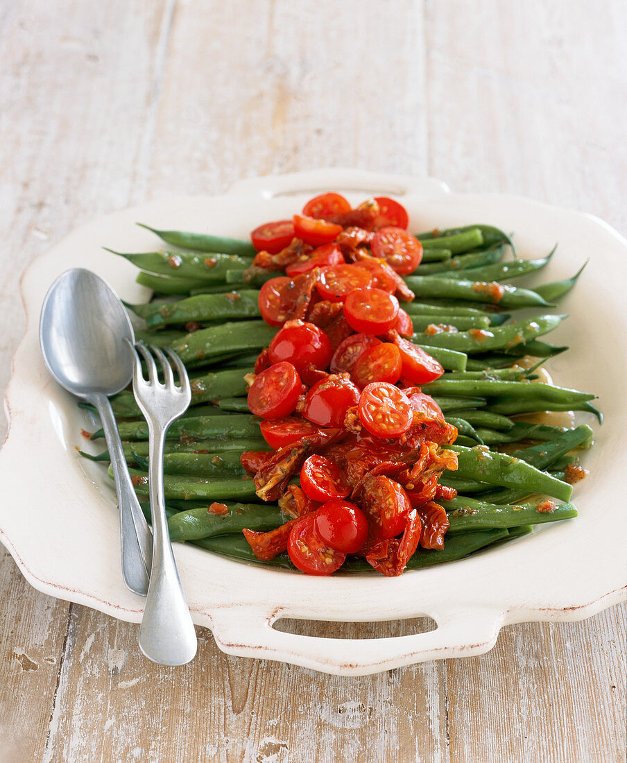 Salat aus grünen Bohnen und Kirschtomaten