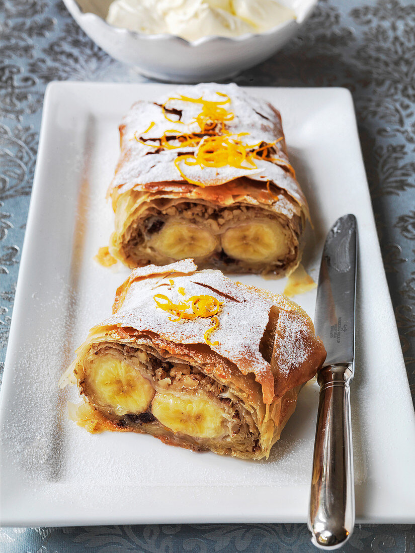 Caribbean strudel with bananas and nuts