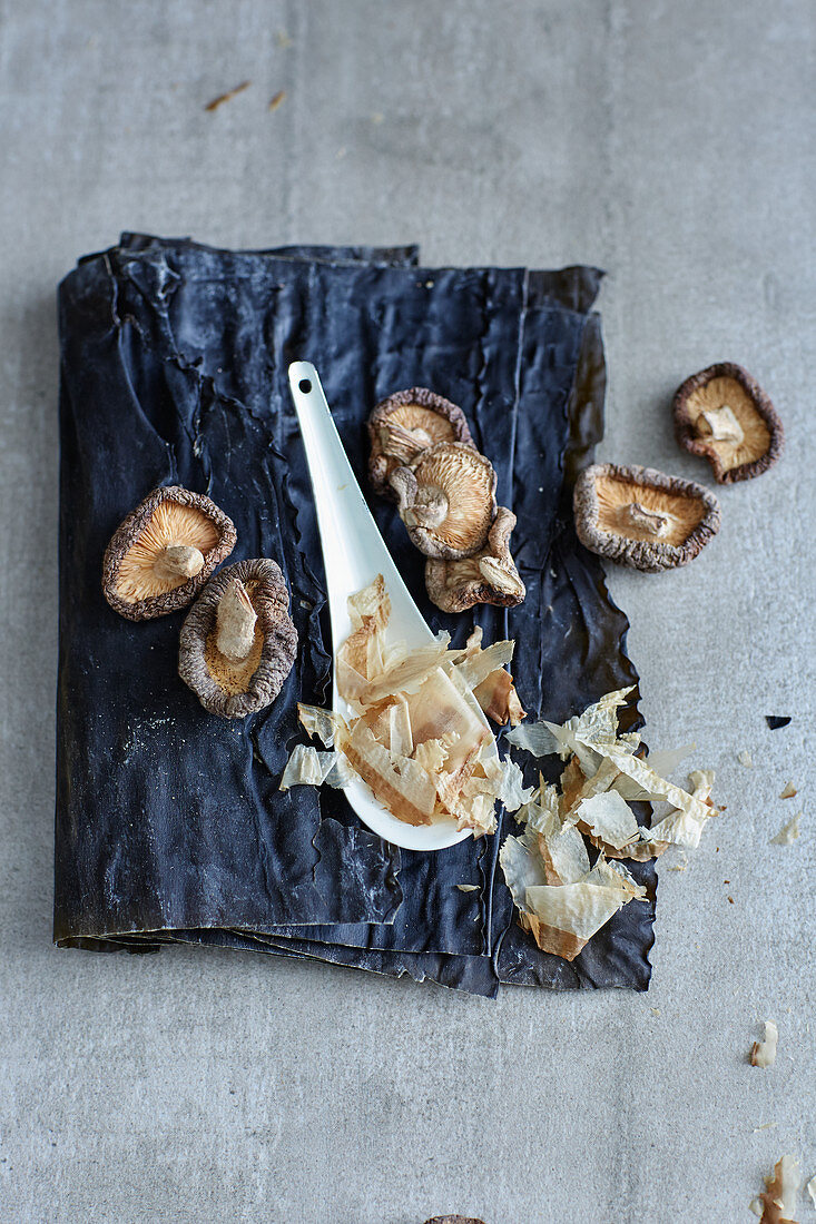 Kombu, Katsuobushi-Flocken und Shiitake als Zutaten für Dashibrühe (Asien)