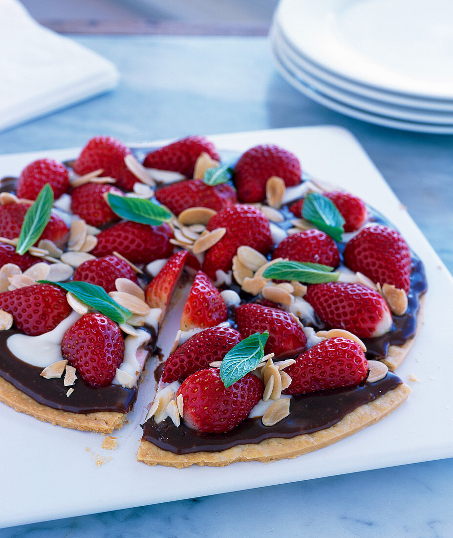 Erdbeer-Schokoladen-Pizza mit Mandelblättchen