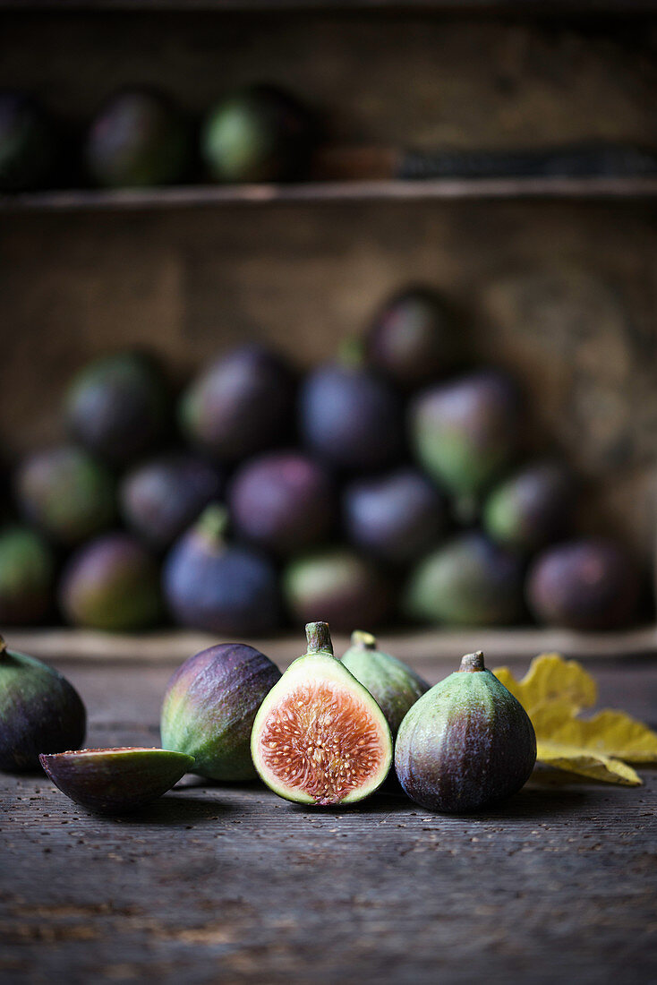 Figs (Ficus carica) with a yellow, autumnal fig leaf
