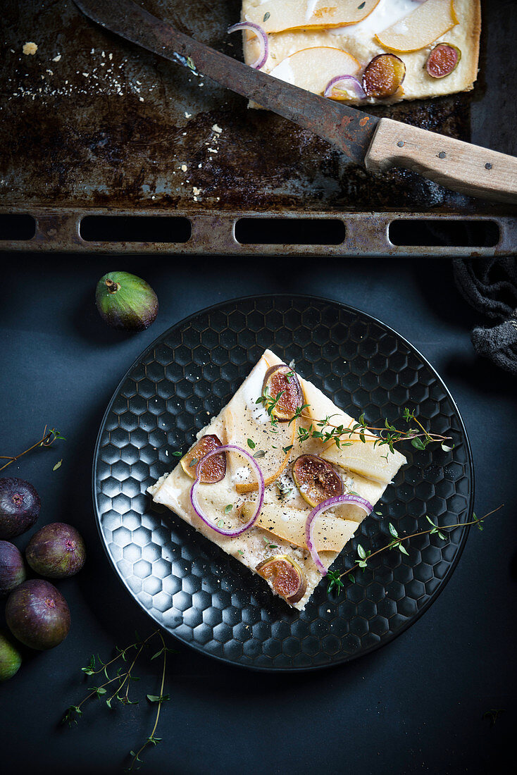 Vegan tarte flambeè with red onions, figs and pears