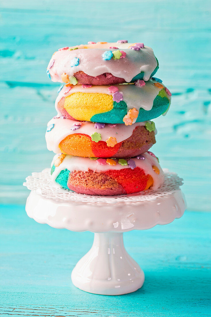 Regenbogen-Donuts mit Zuckerglasur, gestapelt