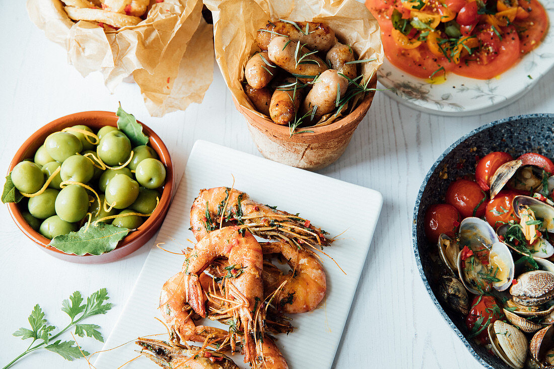 Prawns with chilli and garlic, clams with tomatoes, onion rings and olives