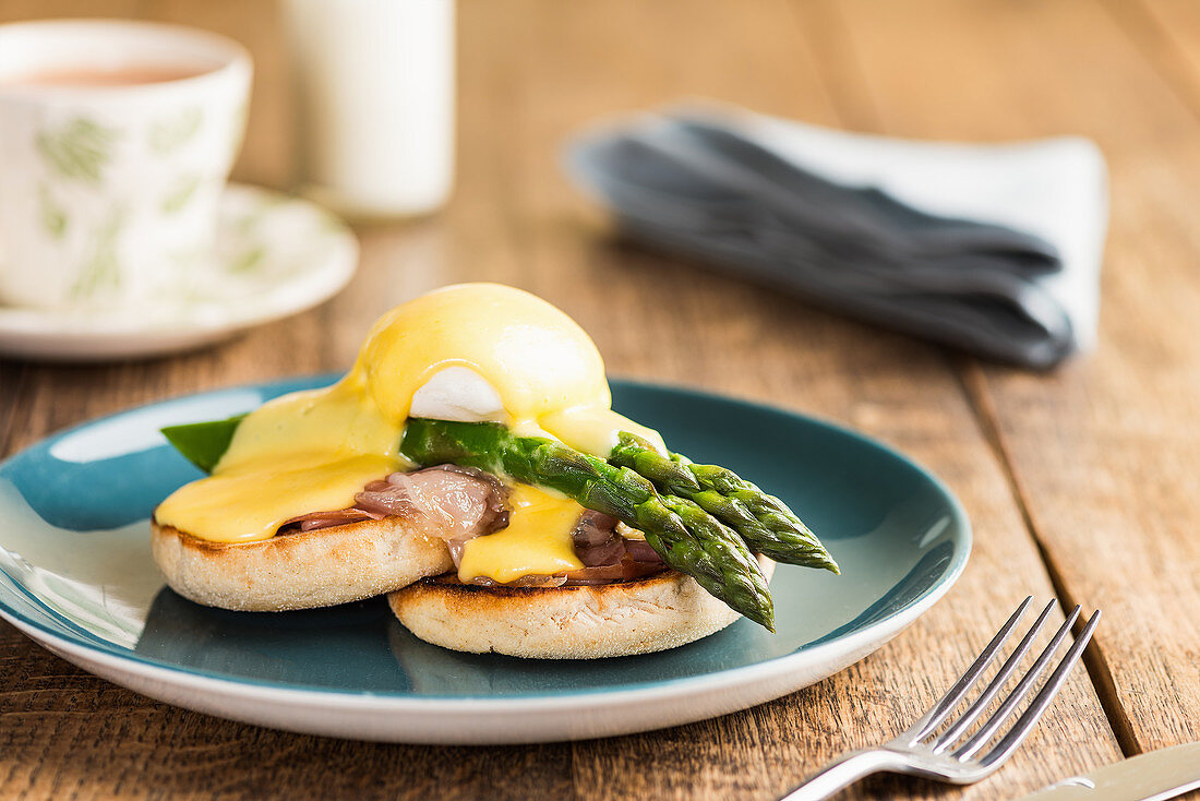 Eggs Benedict mit grünem Spargel