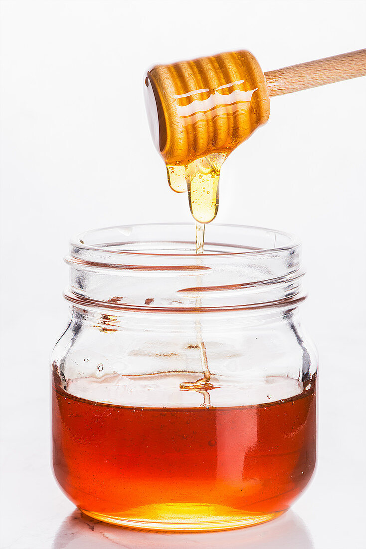 Honig tropft ins Glas