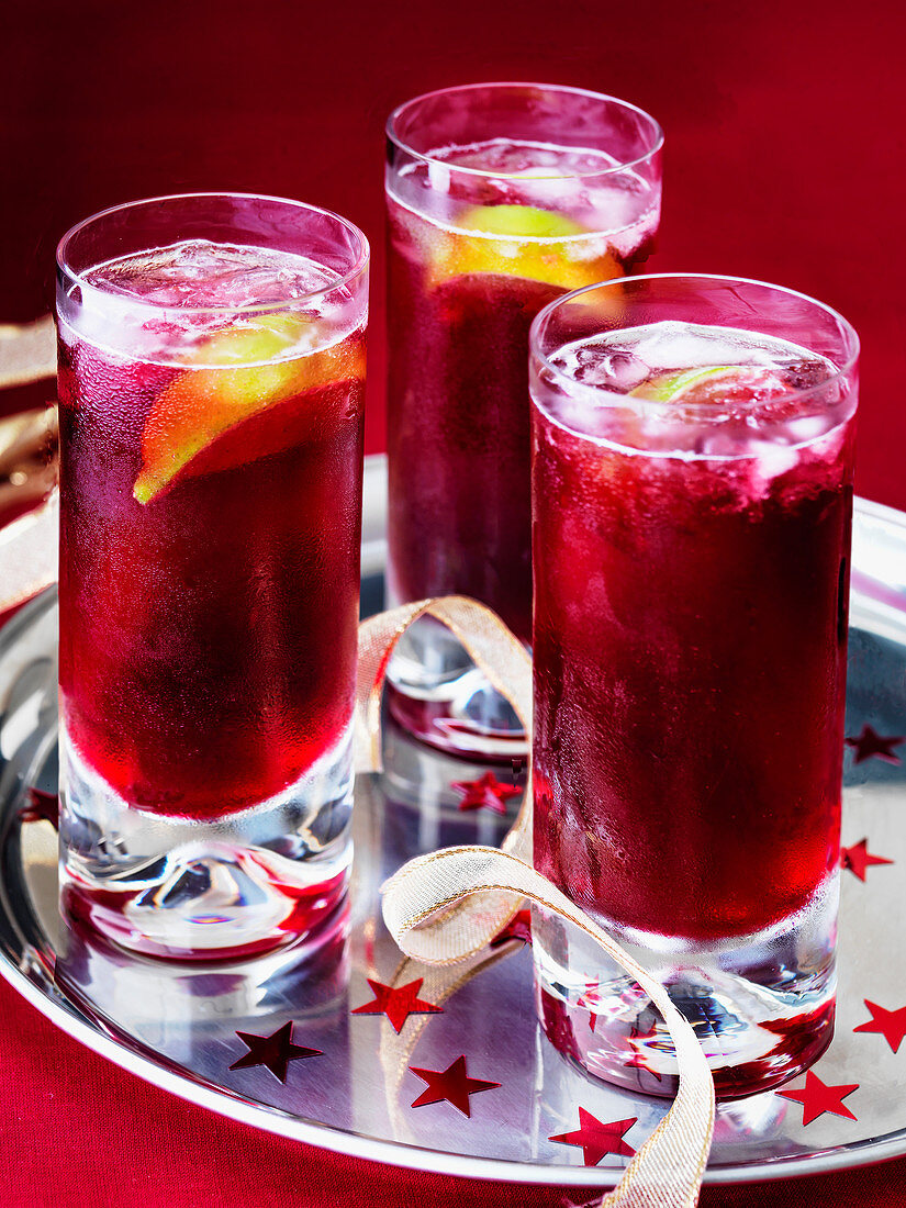 Cranberry-Coolers mit Zitronenspalten zu Weihnachten