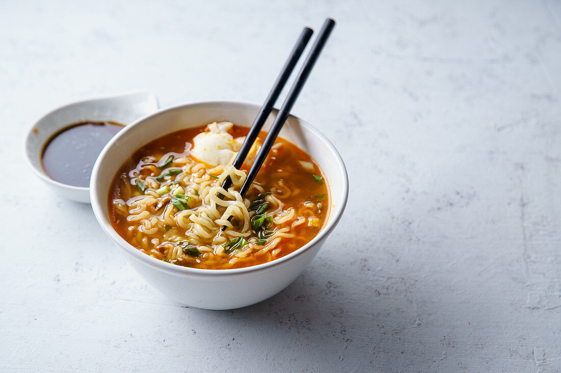 Ramen mit Schweinefleischbrühe, Ei und Lauch (Japan)