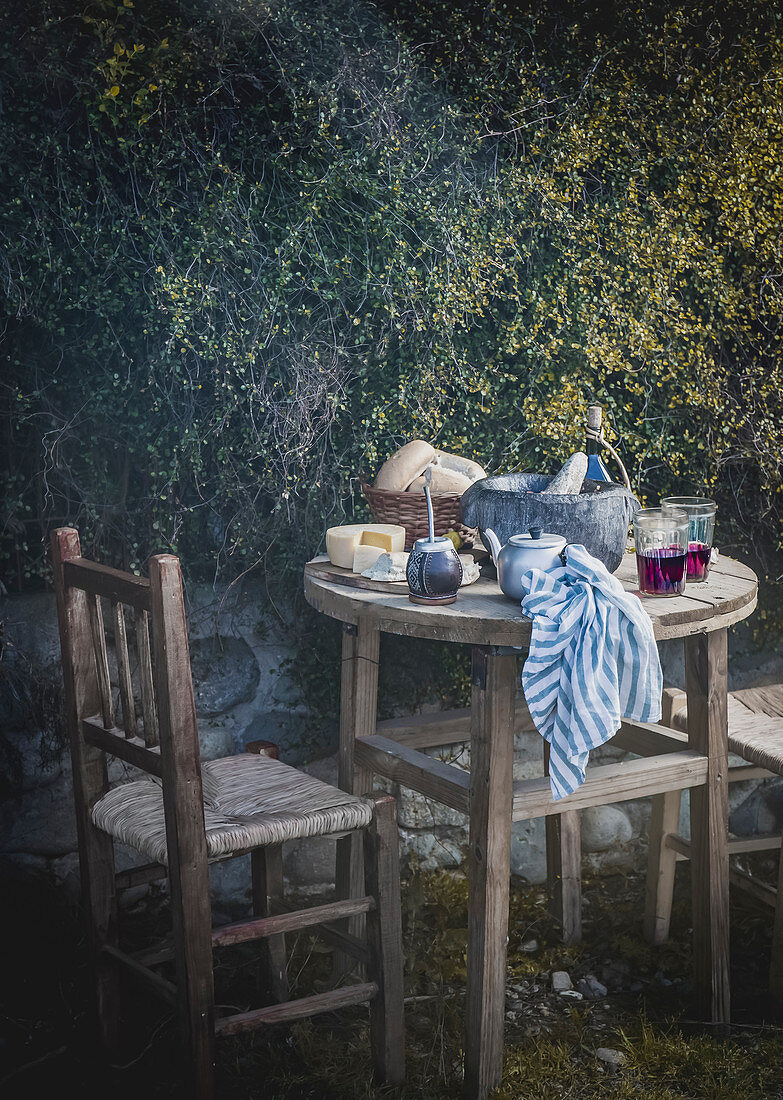 Table with Chilean dishes and drinks - Chancho en piedra