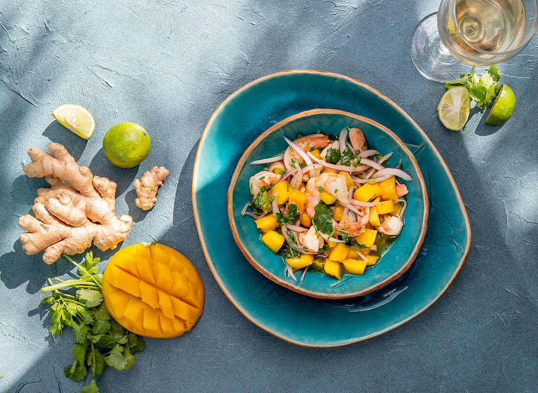 Thailändischer Garnelen-Mango-Salat mit Sprossen und Ingwer-Limetten-Marinade