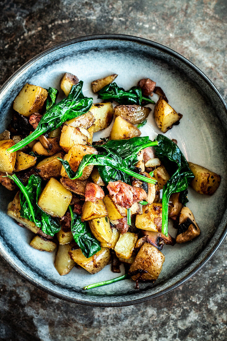 Fried potatoes with spinach, salsciccia and mushrooms