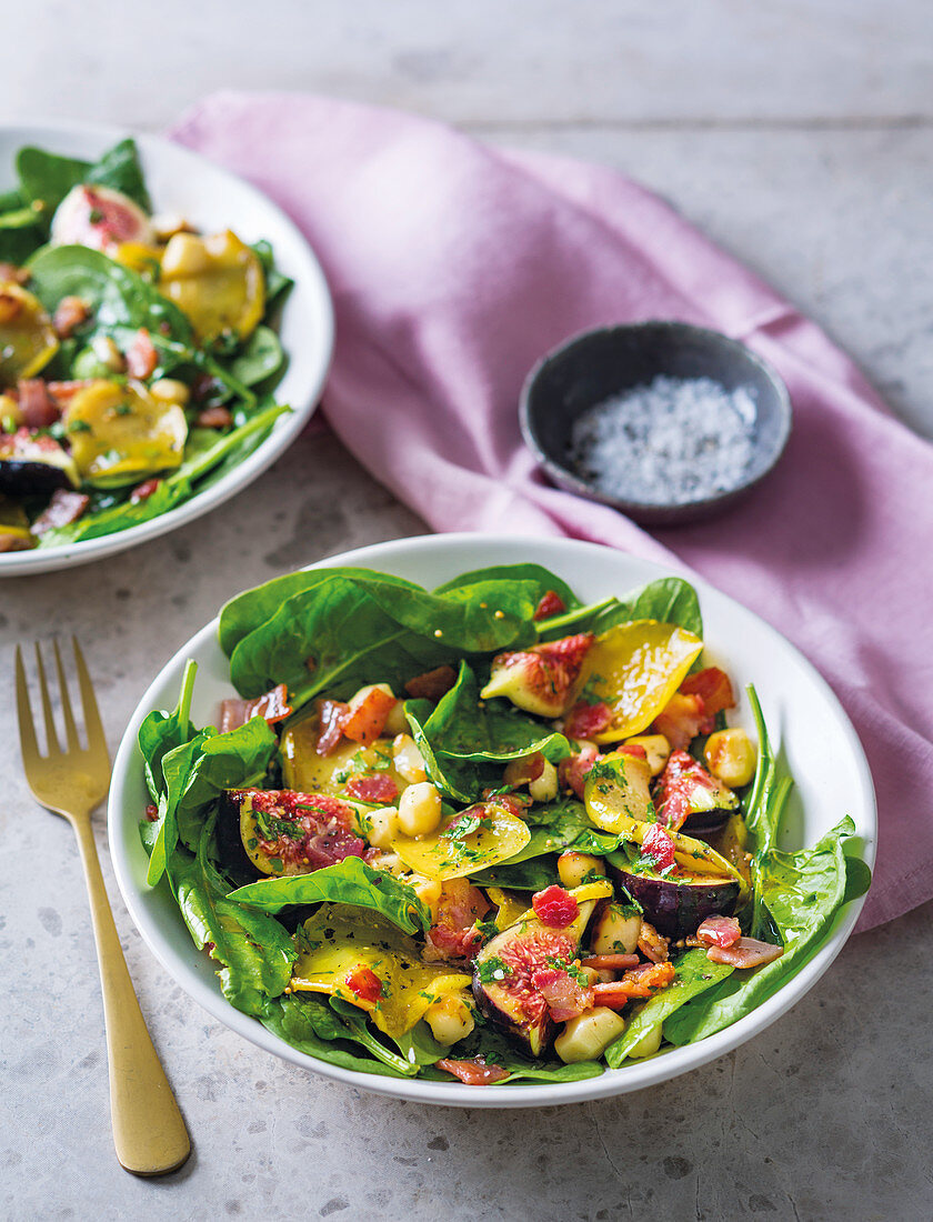 Spinatsalat mit karamelisiertem Apfel, Feigen und Macadamias