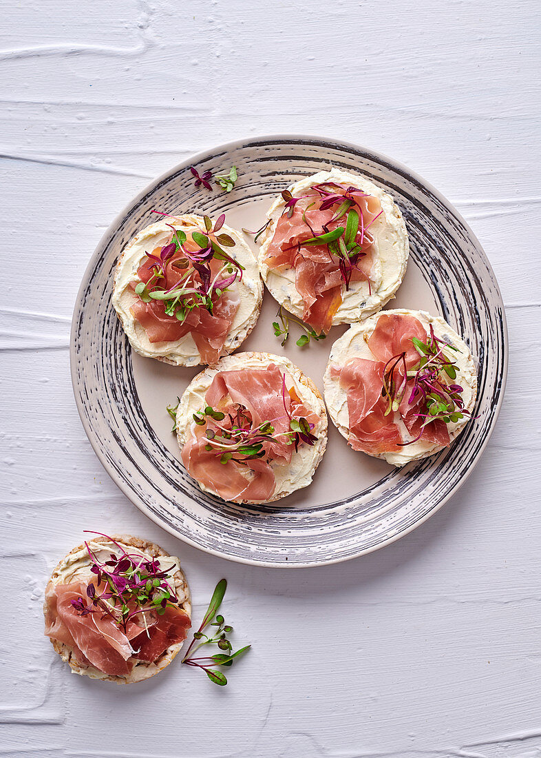 Rice cakes with prosciutto and cream cheese