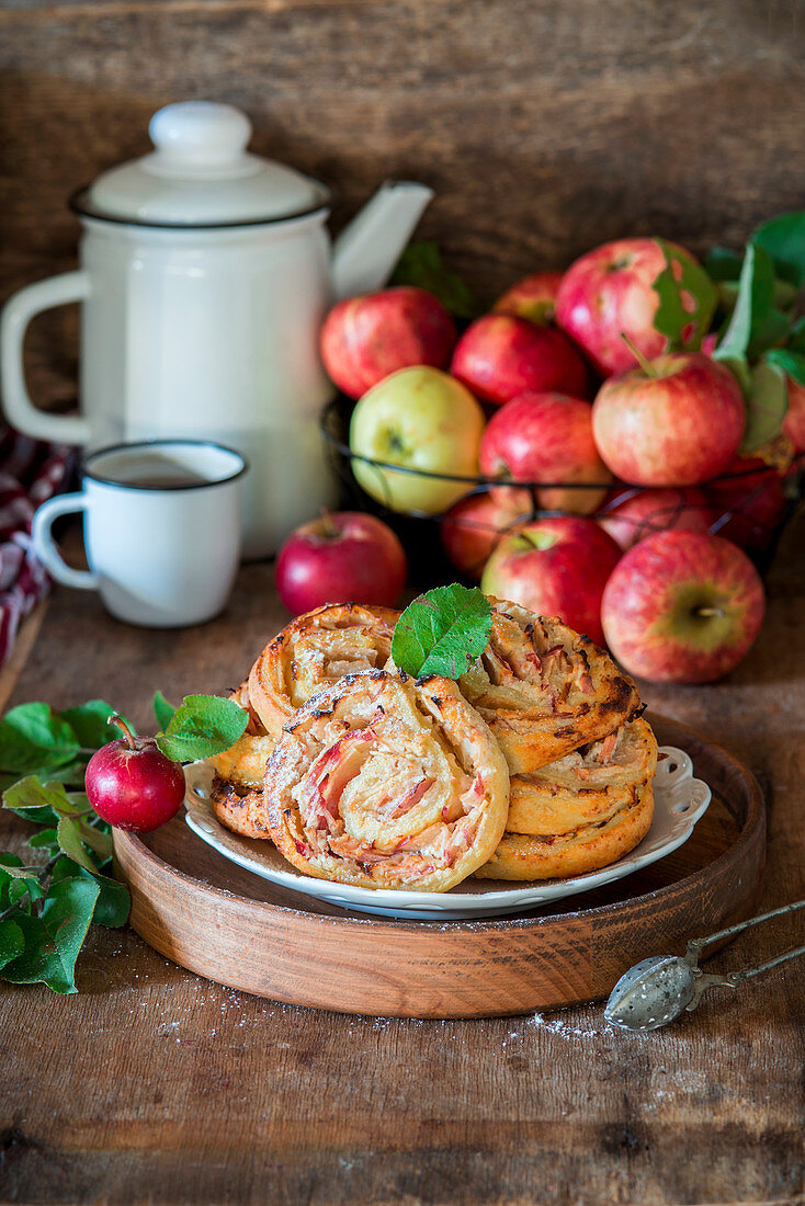 Apfelkekse mit Hüttenkäseteig und Apfel-Mandel-Füllung