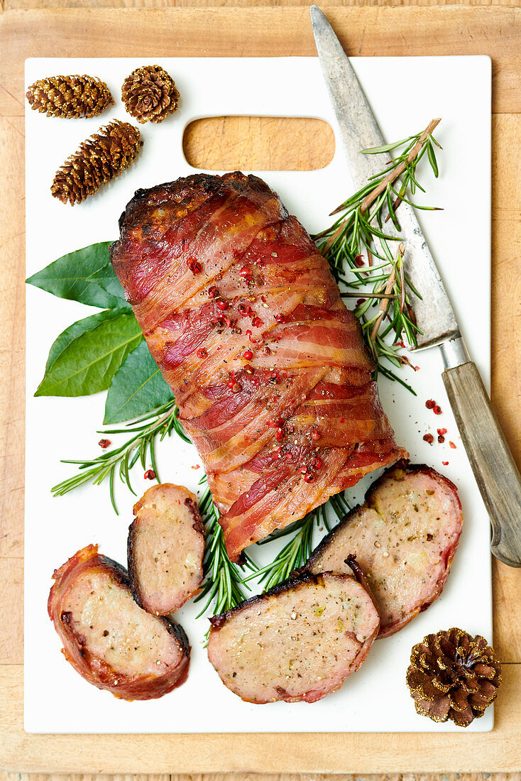 Hackbraten mit Cranberries im Speckmantel