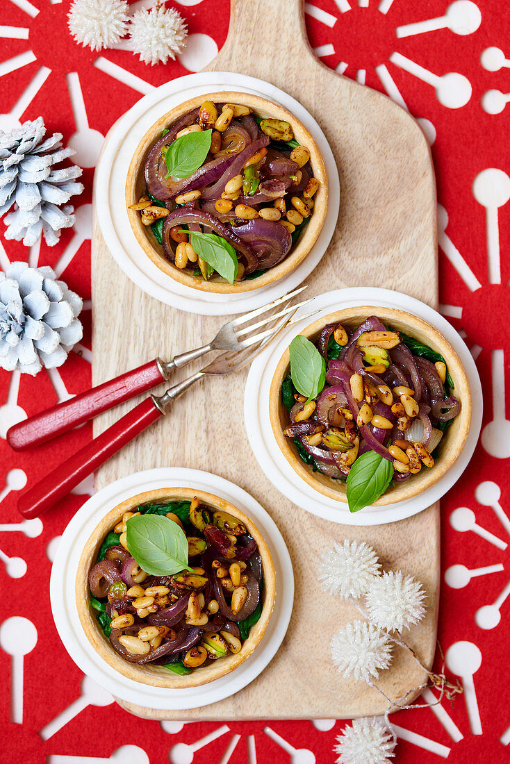 Tartlets with caramelized red onions and spinach