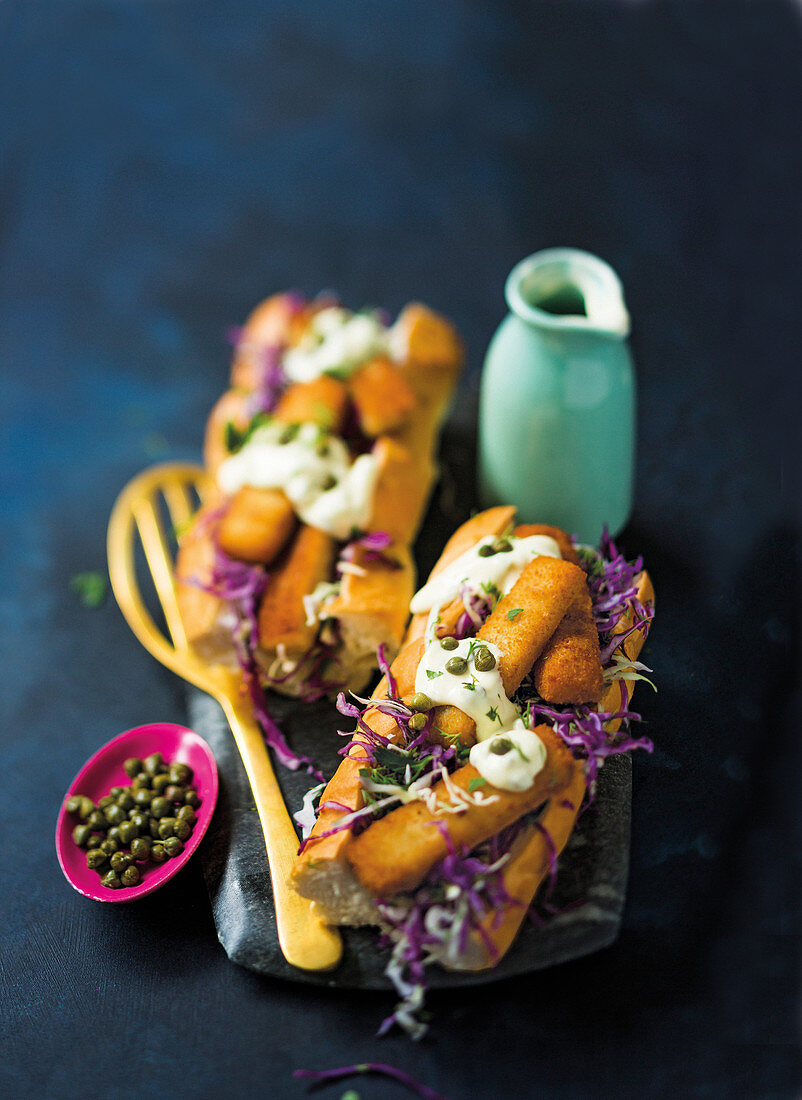 Baguette mit Fischstäbchen und Krautsalat