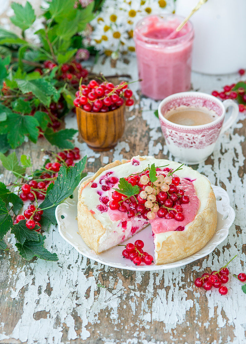 Käsekuchen mit Johannisbeer-Curd