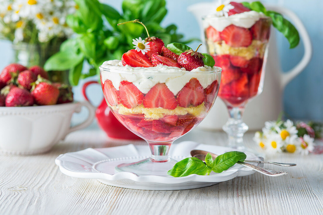 Erdbeer-Trifle mit Gelee und Frischkäse