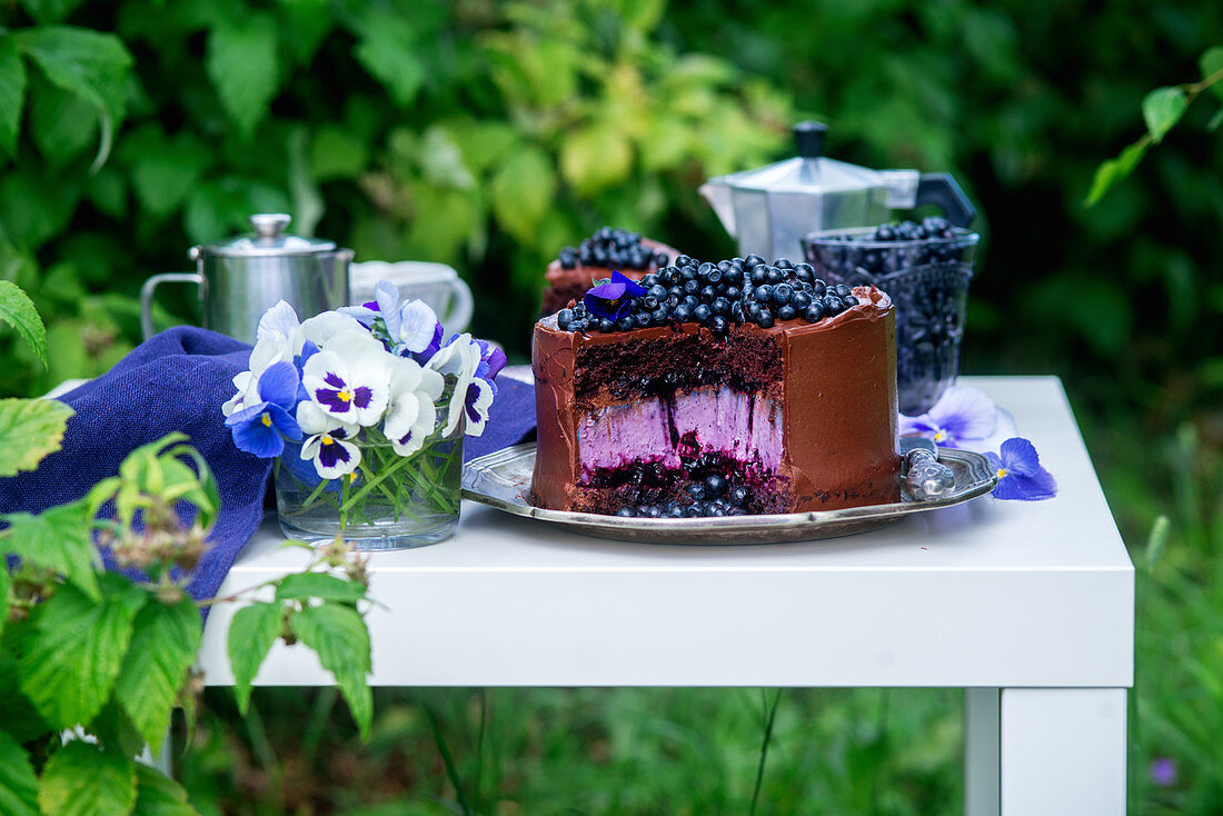 Schokoladen-Heidelbeer-Kuchen auf Gartentisch