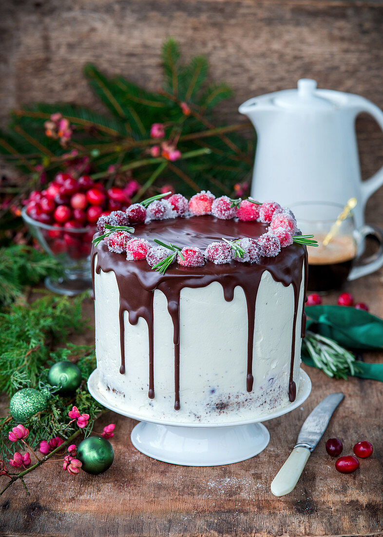 Weihnachtskuchen mit Cranberries, Frischkäse und Schokolade