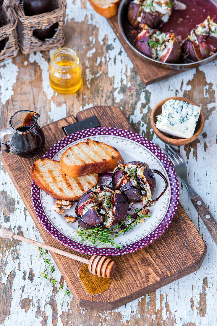 Figs baked with blue cheese, walnuts, honey and thyme