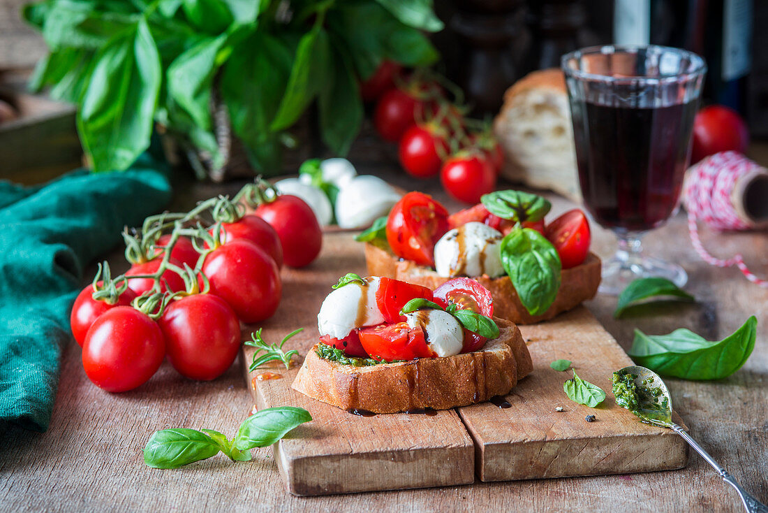 Bruschetta mit Mozzarella, Tomaten und Pesto