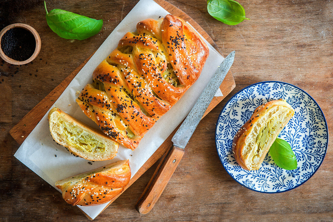 Hefekuchen mit Kohlfüllung