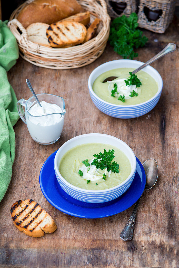 Celery and parsley cream soup