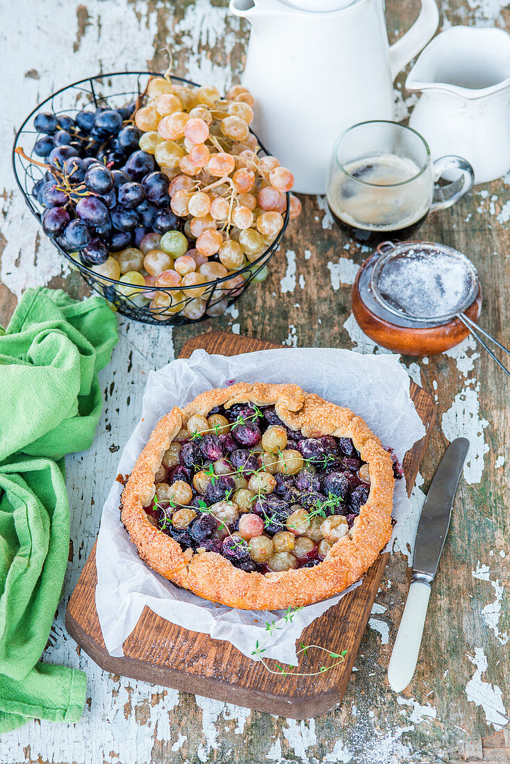 Pie with grapes and thyme